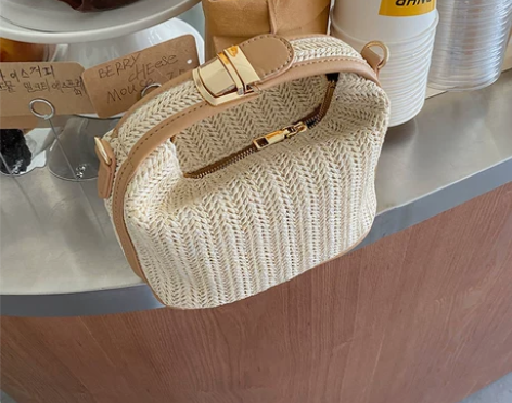 出个邮费拿走 再送一个白色小挎包 全新 没...