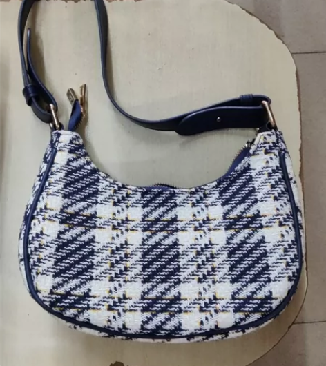 格纹帆布腋下包包~ 没怎么背过 放着吃灰比...