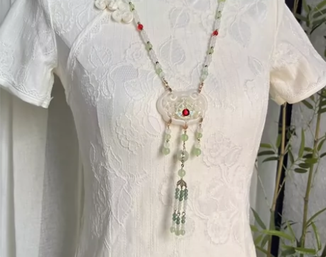 工作室倒闭，简约小众搭配旗袍项链2023年...