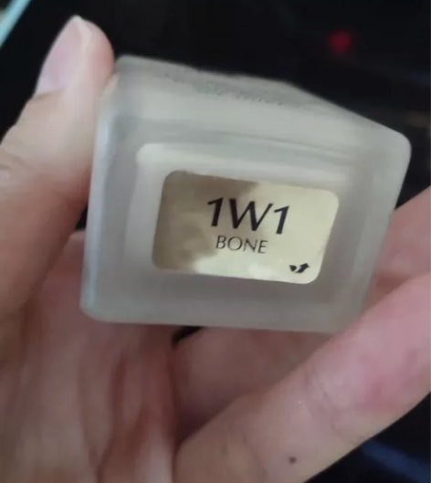 雅诗兰黛dw粉底液大概还剩一半多,包邮出,...