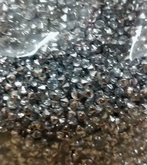 3mm钻石(压克力)：银色：150克15元...