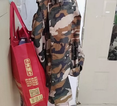 出二手军训迷彩服全套（含腰带 t恤 外套 ...
