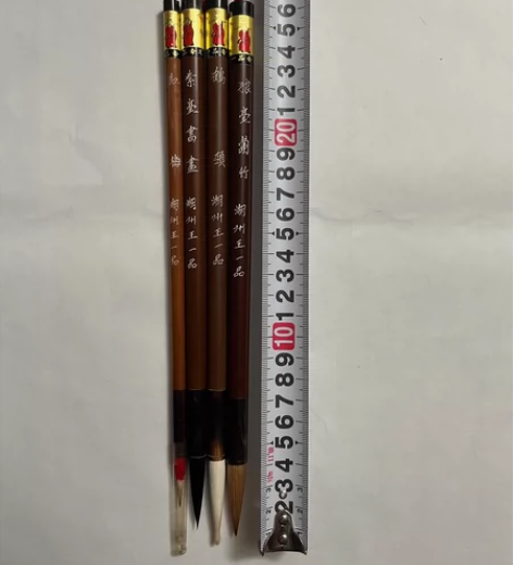 王一品斋四根天官毛笔，一支笔头染了点墨水，...