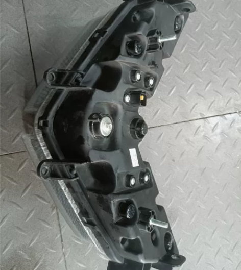 赛科龙RC401前大灯总成拆车件 就一点小...