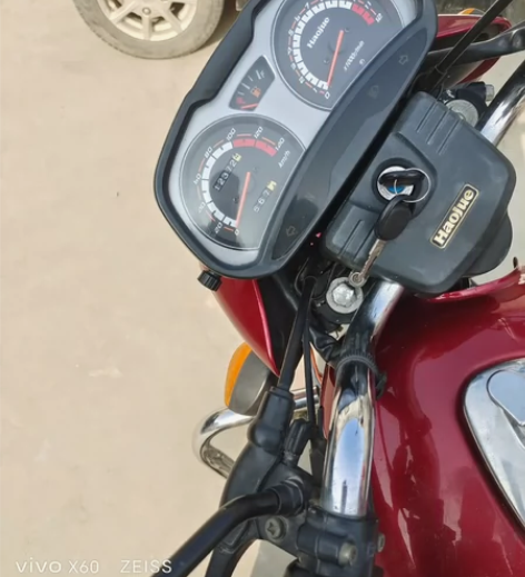 豪爵悦冠摩托车,买时七千多九成新, 感兴趣...