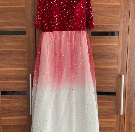 演出礼服裙 带胸垫 能穿到120斤 只穿了...