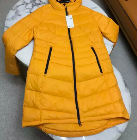 拉夏贝尔旗下品牌OTR女款羽绒服，三标齐吊...