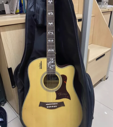 卢森单板吉他   一时兴起买的  用不到了...