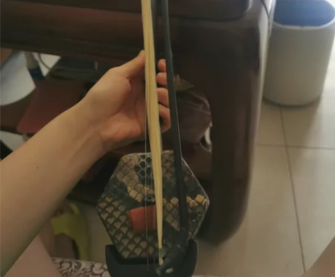 买了两年的高级黑檀木二胡，是当时孩子的二胡...