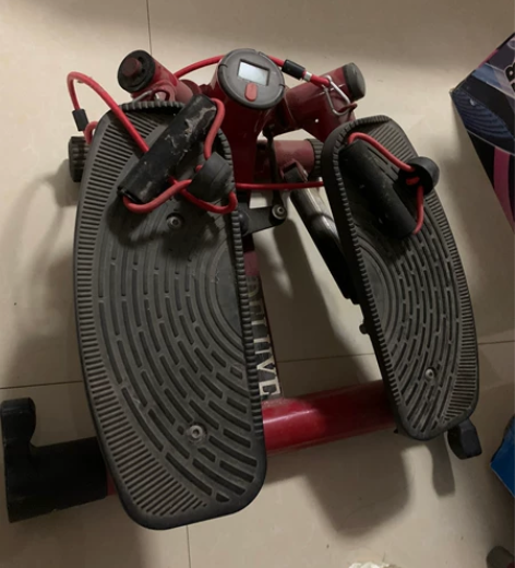 踏步机有拉力带，成色如图，用的不多落土了，...