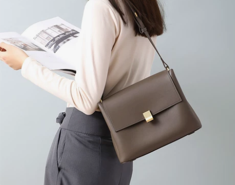 大容量深茶色灰色翻盖包 朋友送的礼物 没有...