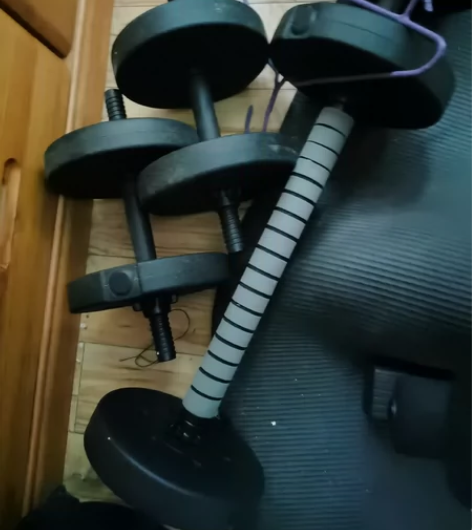 30公斤哑铃，可拆卸。带杠铃杆，可调节重量...