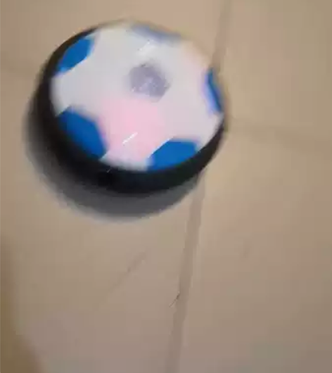 悬浮足球带音乐款，买回来玩了没十次，孩子姥...