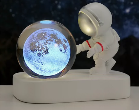 创意宇航员星空漫步小夜灯内雕水晶球发光底座...