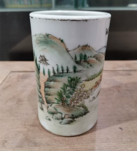 民国浅降彩山水笔筒，口径7.5cm，高12...
