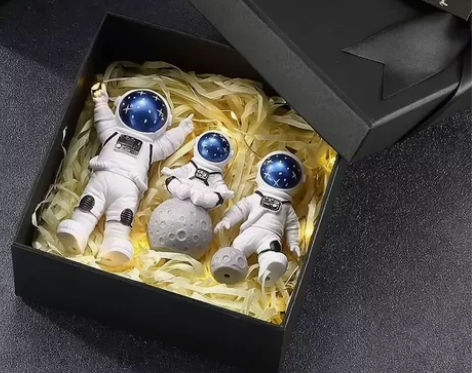 店铺倒闭，清一批宇航员模型汽车摆件5.2元...