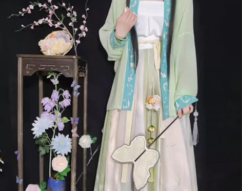 汉服三件套，一件白色吊带，一件绿色印花宋褙...