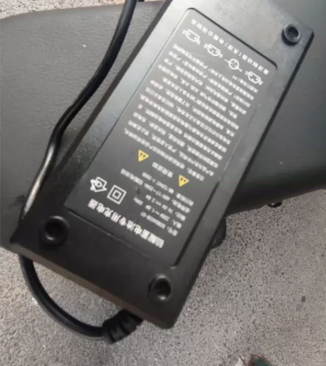 爱玛电动车充电器，60V5个电瓶原装充电器...