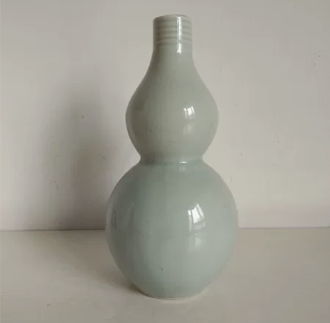葫芦青瓷花瓶，八十年代，釉色厚润，光亮如玉...