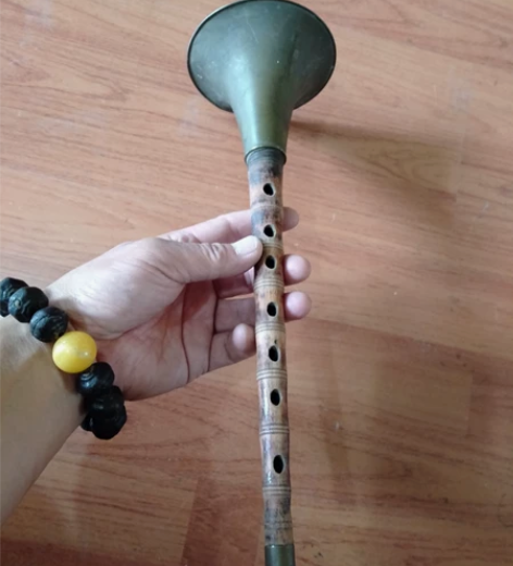 老唢呐，品相完整。乐器店买个哨子装上就能用...