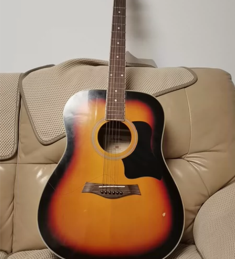 41寸吉他，gremlin英国牌子，弦断了...