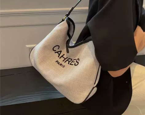 8/3【之妹新款】百搭大容量单肩斜挎字母帆...