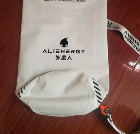 防水背包，全新的。低价出售不退不换。 感兴...