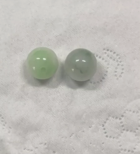 卡10?的翡翠单珠 翡翠 一个带飘花一个果...