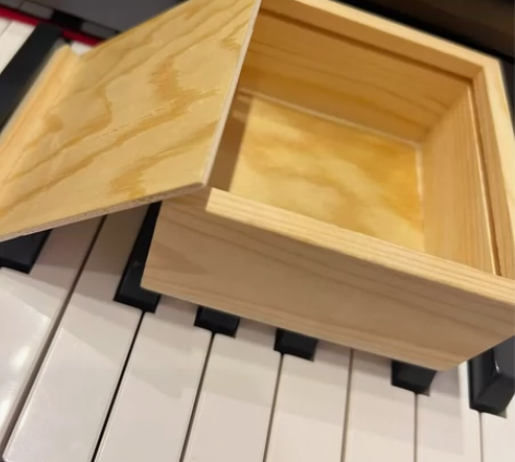 木质小盒，可以装一些拨片首饰之类的东西，主...