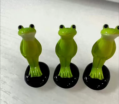 小麦家!无聊了看看罚站的小青蛙!仿真桌面可...