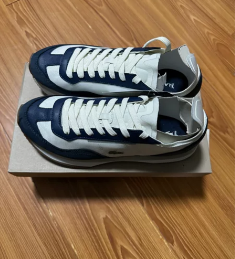 国专鱼女款时尚运动休闲鞋，码数38，鞋头胶...