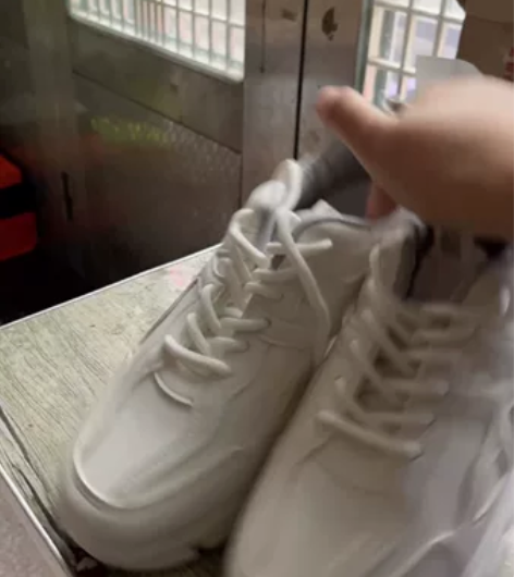 白色运动休闲鞋，全新微瑕疵36码一双，低价...