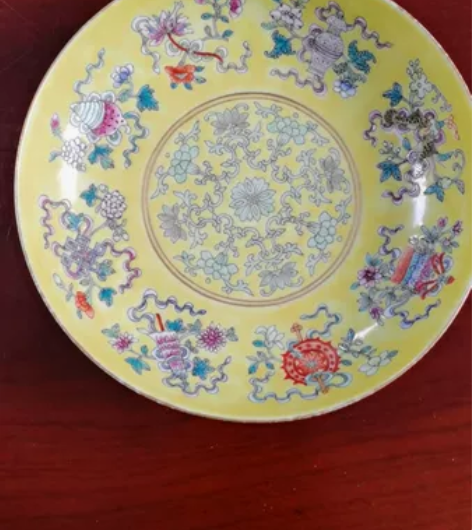 清同治黄地八吉祥粉彩盘。 感兴趣的话点“我...