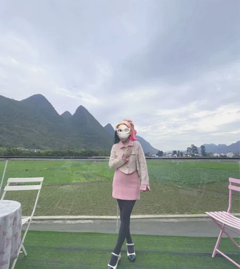 155 100斤 下图是上身效果  衣服太...