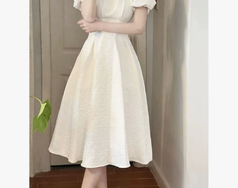 白色方领连衣裙女夏2023新款法式复古收腰...