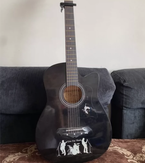 38寸民谣吉他9层新 感兴趣的话点“我想要...