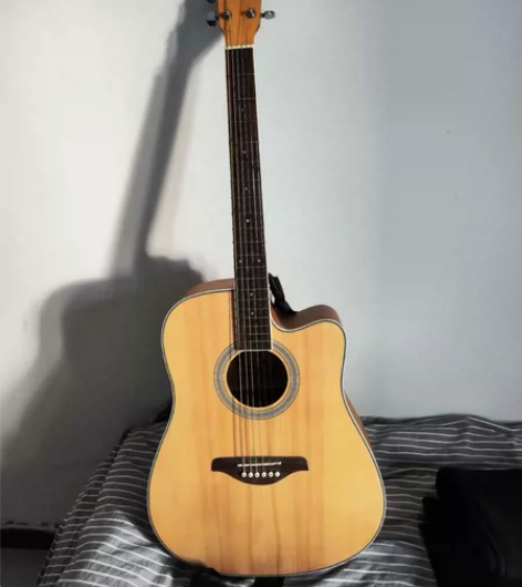 小孩吉他学校里交学费3000发的雅马哈吉他...