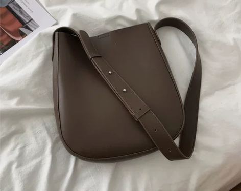 大容量复古水桶包包女春夏2023新款宽带斜...