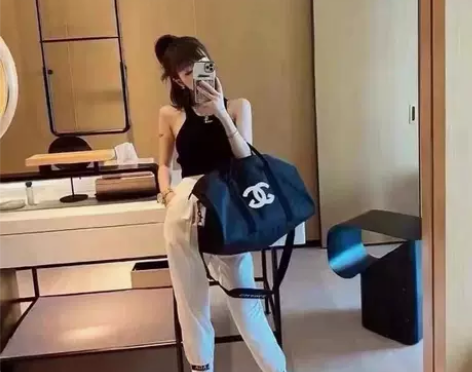 新款小香旅行包包男女健身游泳运动包大容量手...