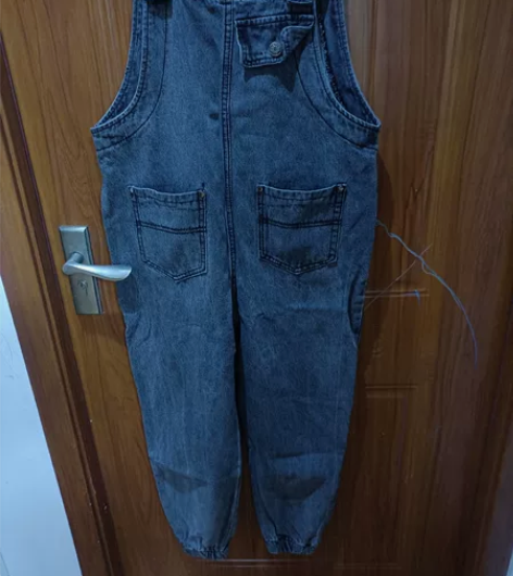 灰色背带牛仔裤，付邮送17 感兴趣的话点“...