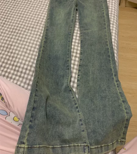 浅色紧身高腰牛仔喇叭裤，版型很好，质感是软...