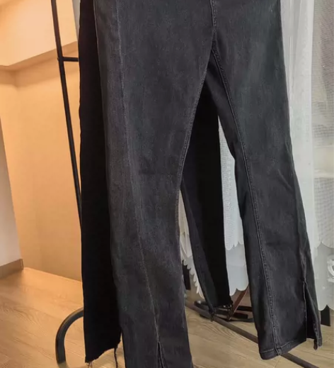 牛仔裤，一条喇叭，一条小脚，都小脚是新的，...