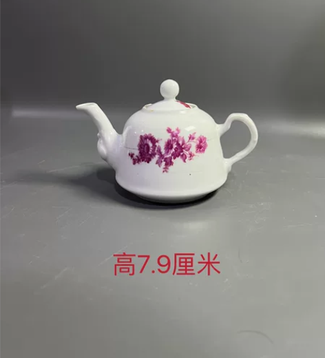 民国时期印花茶壶持壶，口沿有磕碰，盖子有磕...