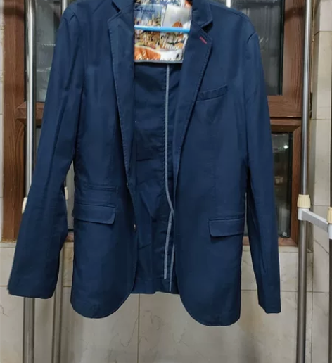 男士西服一件，颜色偏深蓝色，全新未穿，商场...