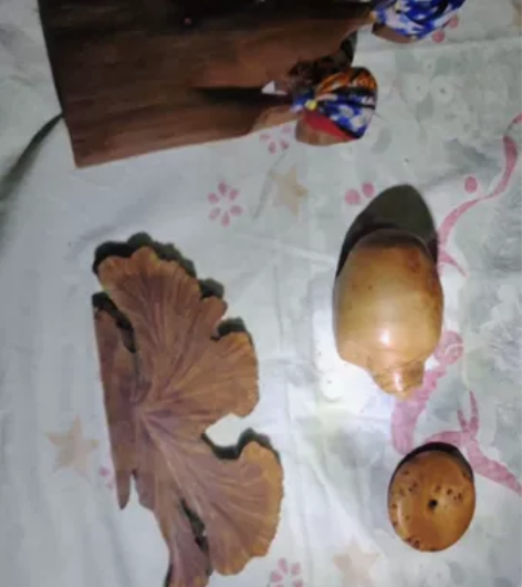 一共80元包邮 一共四件木质品，两个崖柏，...
