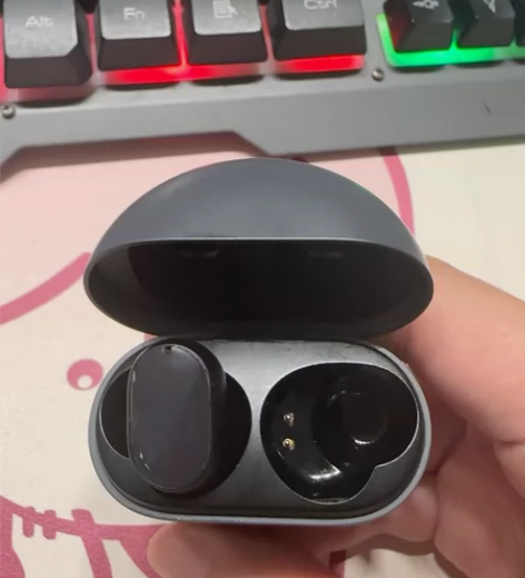 出红米airdots 3pr耳机仓加左耳，...