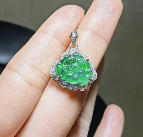 翡翠花开富贵宝髻琼瑶缀，仙衣翡翠裁。一枝长...