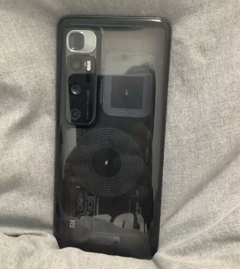 小米10至尊纪念版平时保护得很好，基本上带...