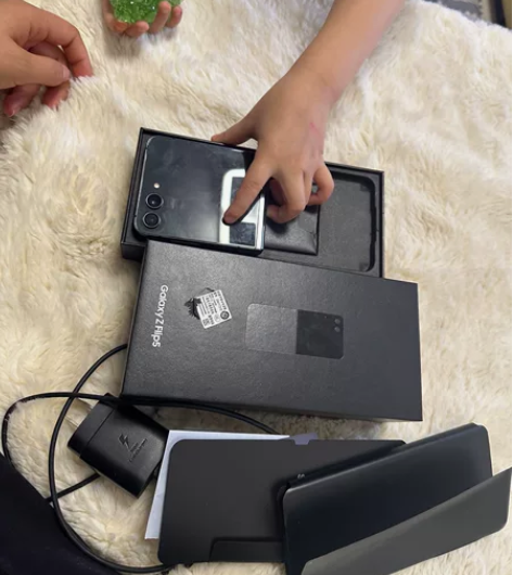 三星Z Flip5 8?256g 没有磕碰...