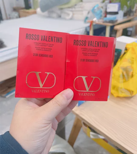 华伦天奴一克213R口红 感兴趣的话点“我...